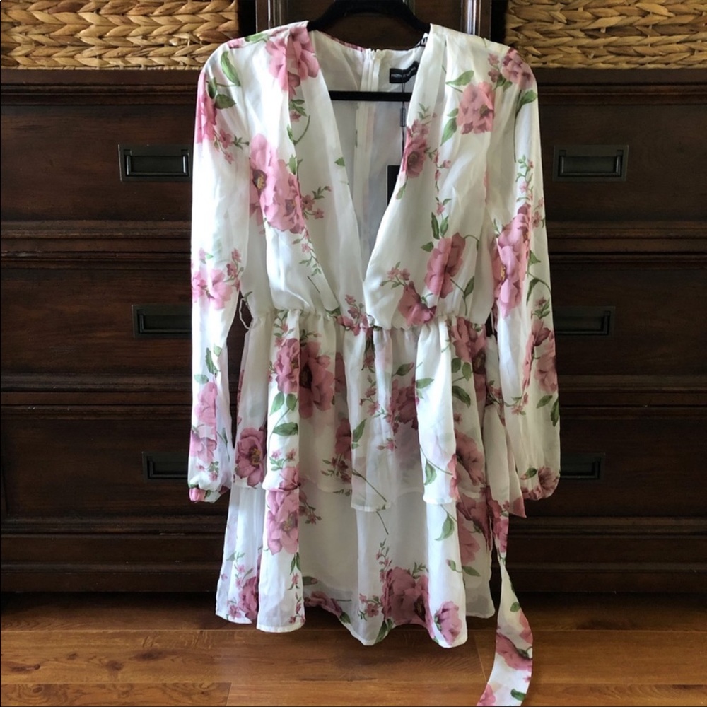NWT Pretty Little Thing white floral chiffon tiered plunge dress size USA 10